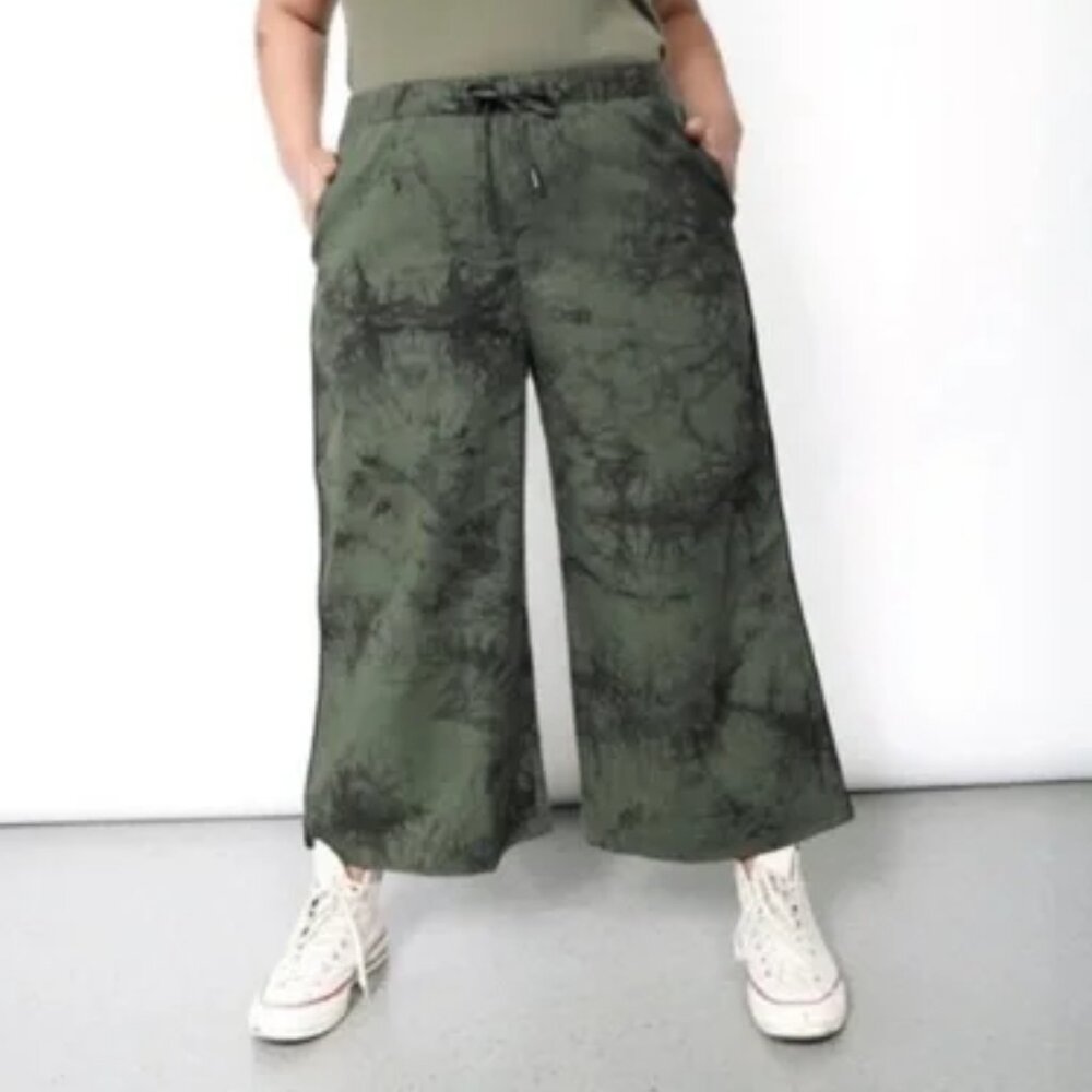 NWT! Wildfang The Essential Loose Leg Drawstring Pant in Green Marble Dye